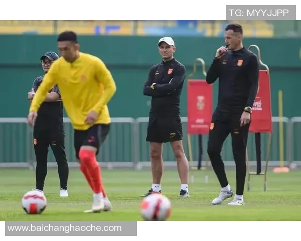 拜仁新款热身服色彩斑斓引发球迷热议纷纷吐槽设计失误